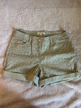 Moss Green Floral Print Women's Roll-Cuff Shorts